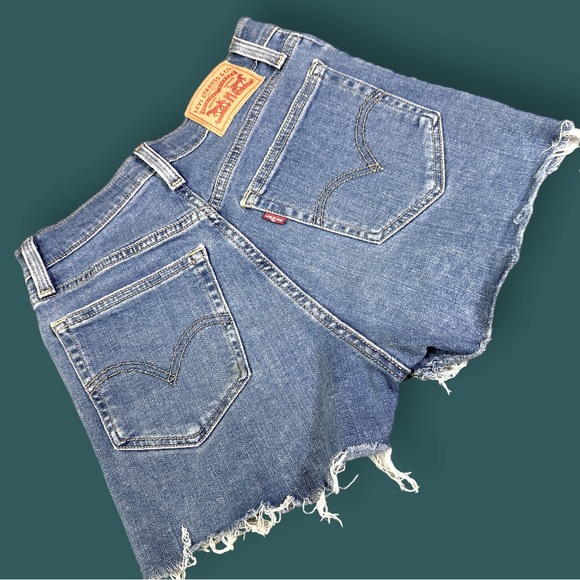 EUC LEVIS Distressed High Rise Cutoff Shorts in Medium-Light Blue. 27🩳 - Picture 3 of 12
